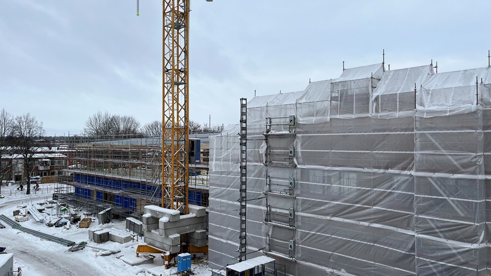 Fasadarbeten på idrottshallen i bygget av nya Kvarngärdesskolan