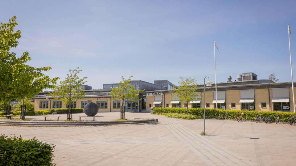  Västra Stenhagens skola och bildnings- och kulturcentrum entré. 