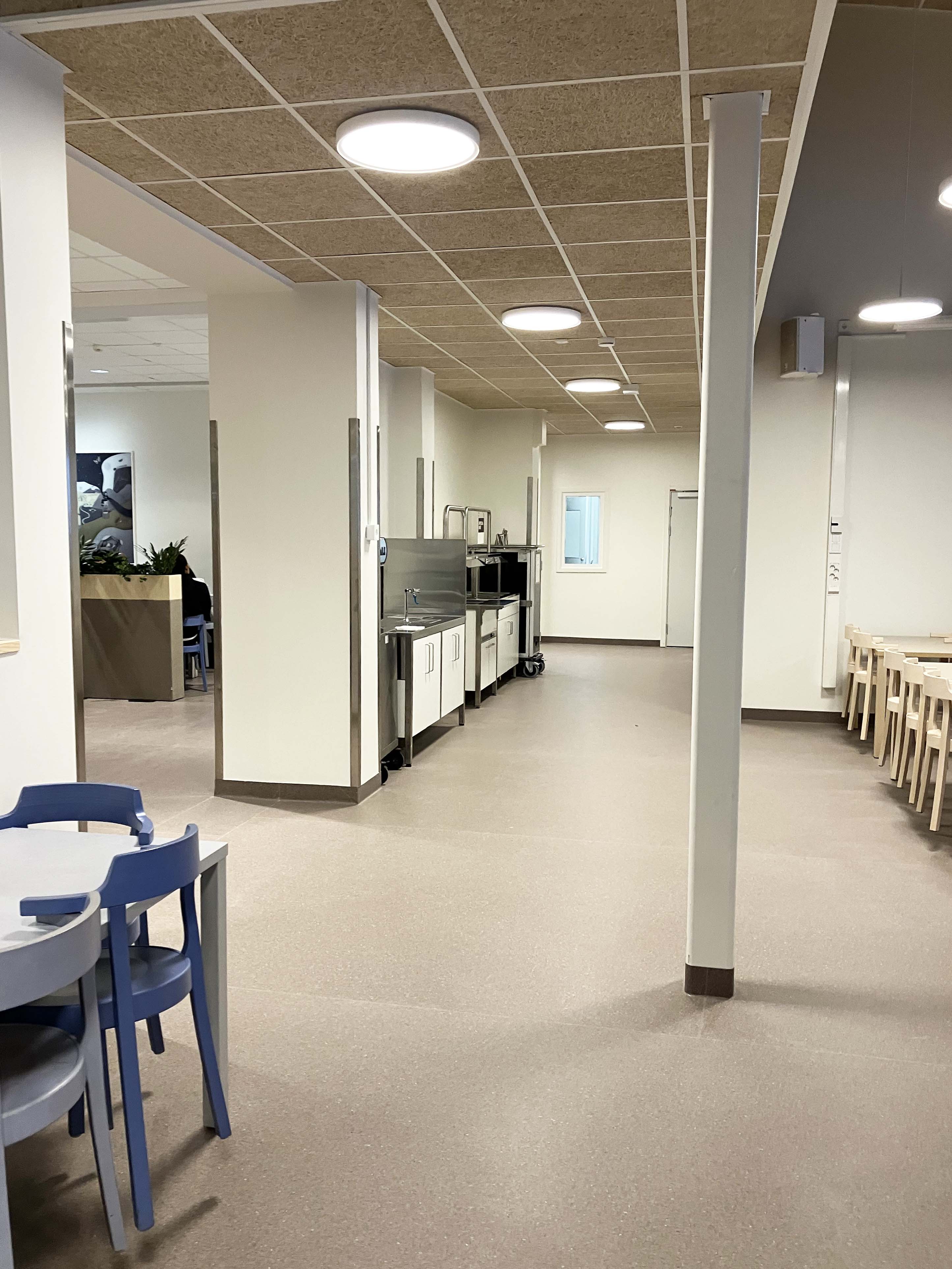 Nyrenoverad matsal i skola.