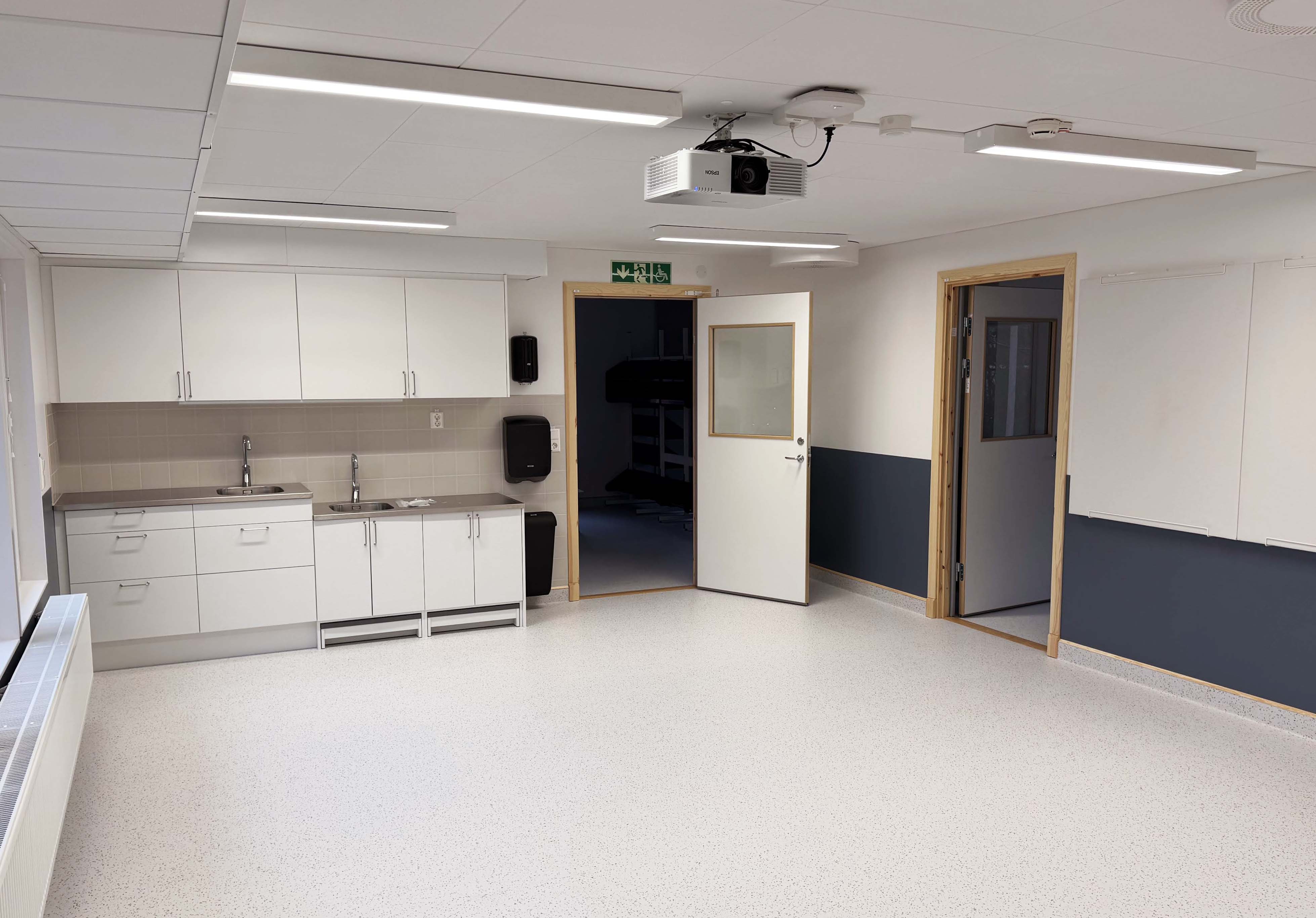 Nyrenoverat köks- och matutrymme på en förskola. 