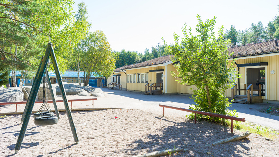Musiklådans skolgård och skolbyggnad