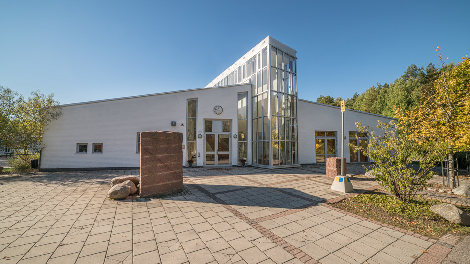 Östra Stenhagenskolan entré och vita byggnad