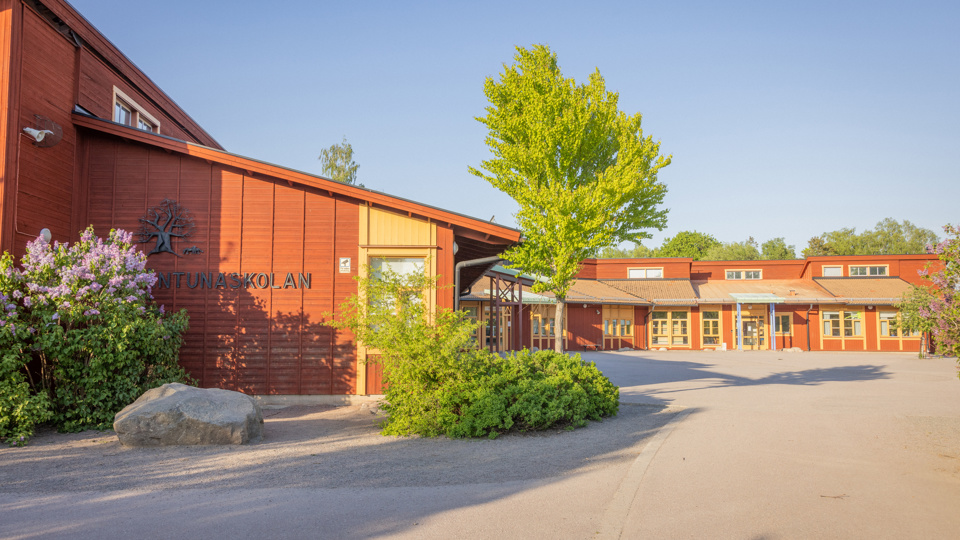 Nåntunaskolans skolbyggnad och skolgård