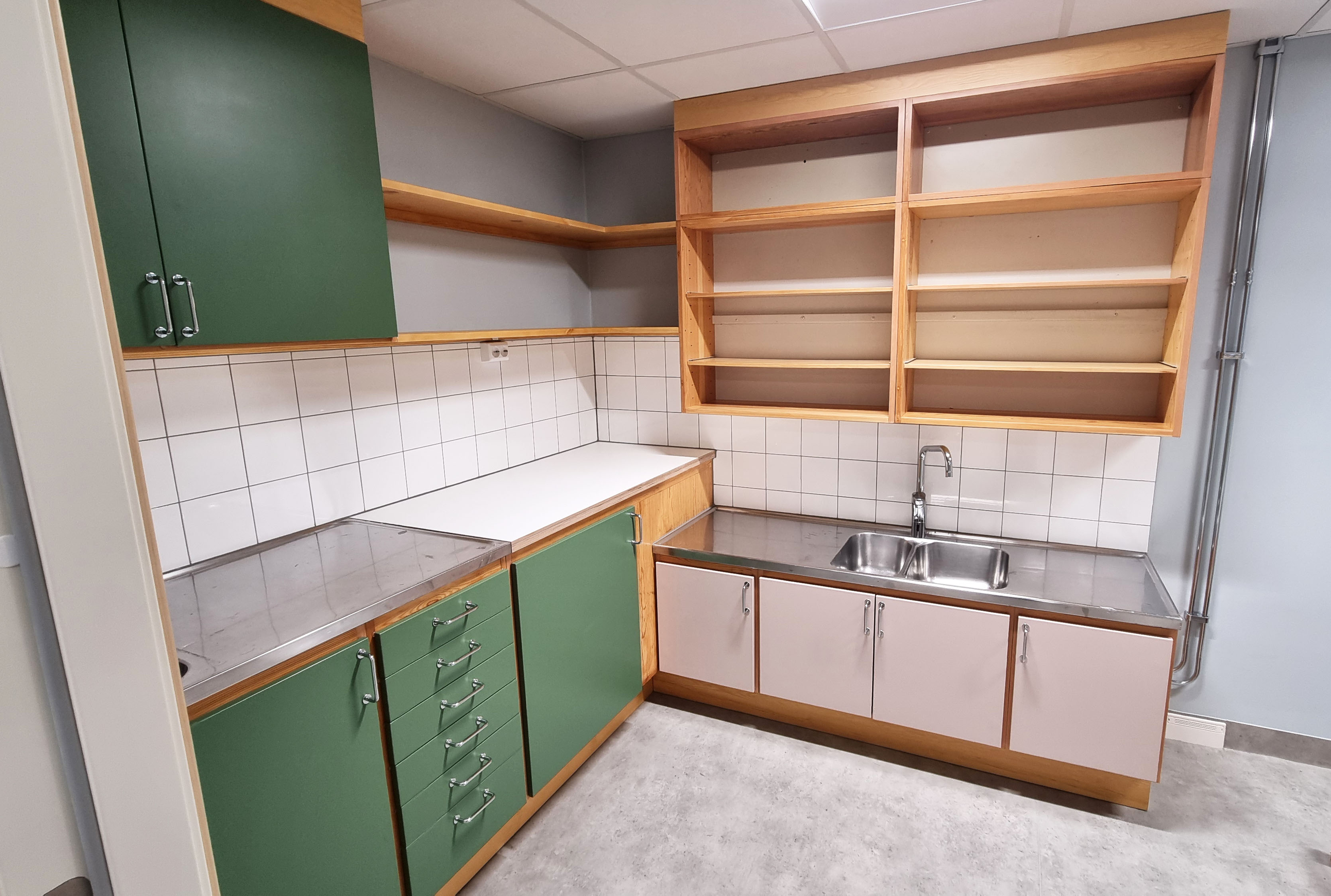 Återbrukade köksstommar på en nyrenoverad förskola.