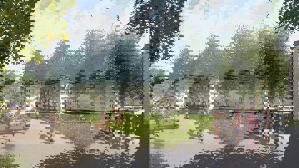Arkitektskiss över skolgård med elever som rör sig framför en skolbyggnad