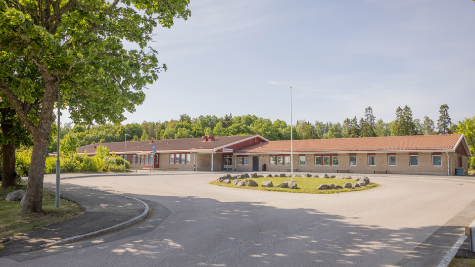 Överblick av Björkvallsskolans entré och byggnad