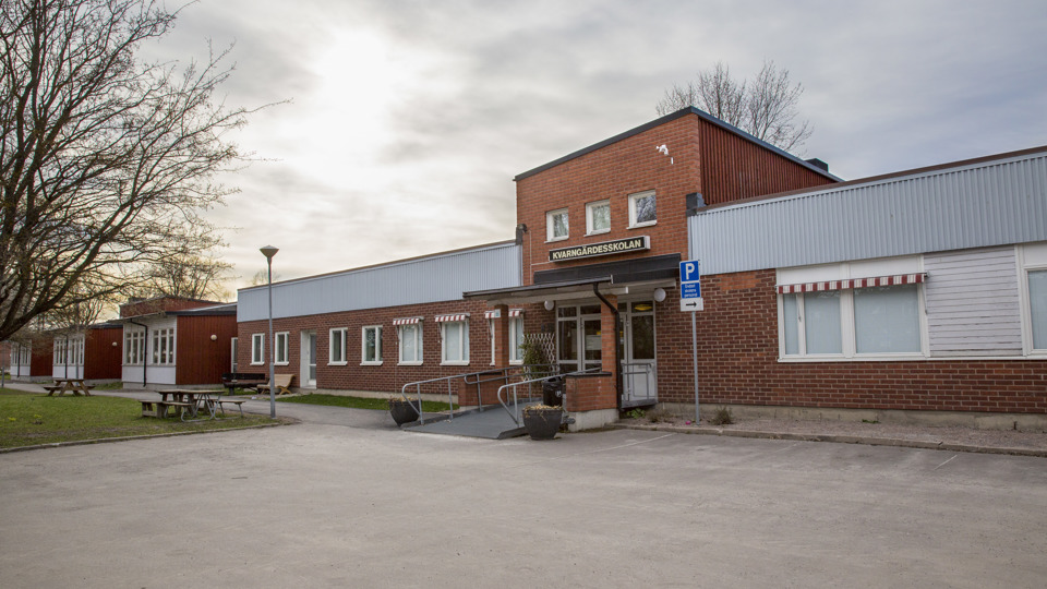 Parkeringsyta framför gamla Kvarngärdesskolans huvudingång