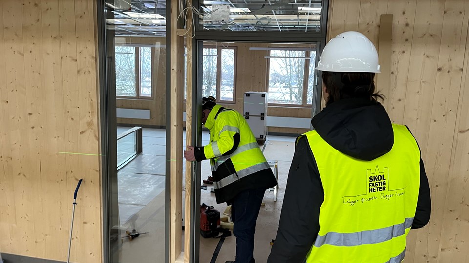 Undersökning av vägg i lokalerna på byggplatsen för nya Kvarngärdesskolan