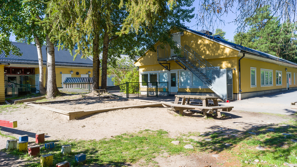 Berwalds förskolas gula byggnader och skolgård