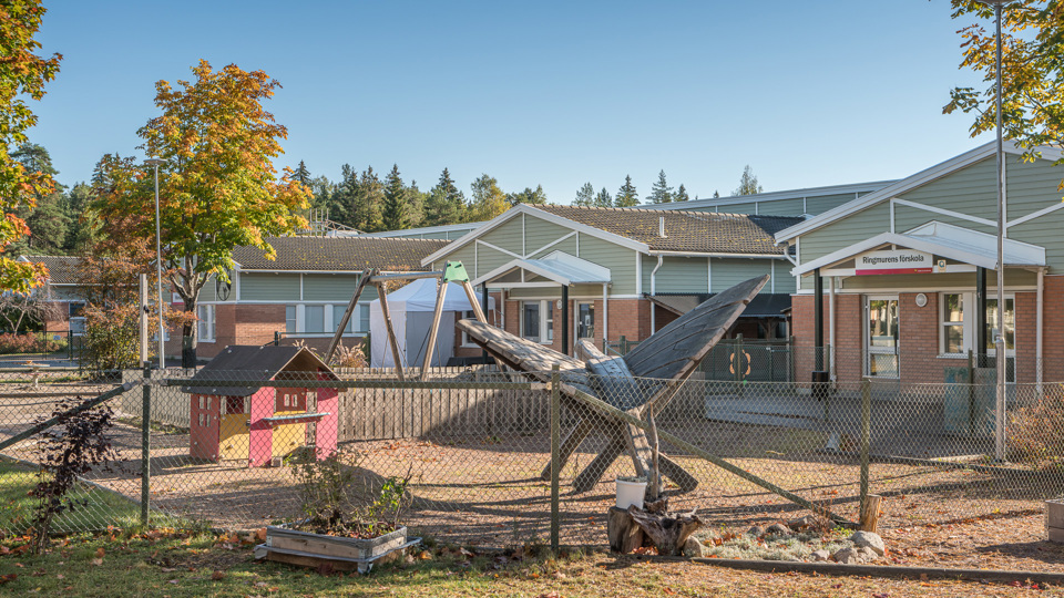 Ringmurens Förskola överblick av skolgården och byggnaden
