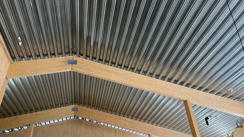 Idrottshallens tak på byggplatsen för nya Kvarngärdesskolan