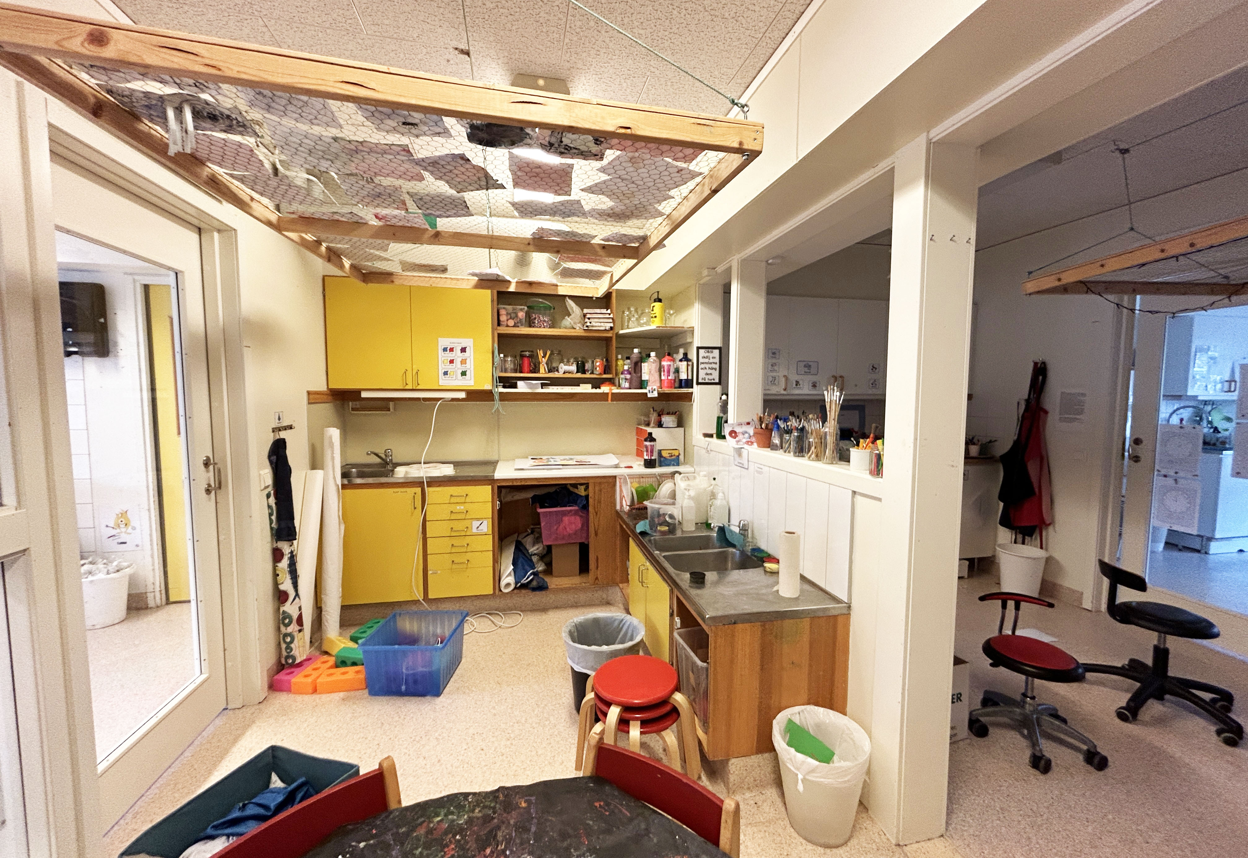 Stökig, gammal köksmiljö i en äldre förskola.