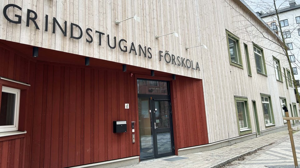 Entre till ny förskola med träpanel.