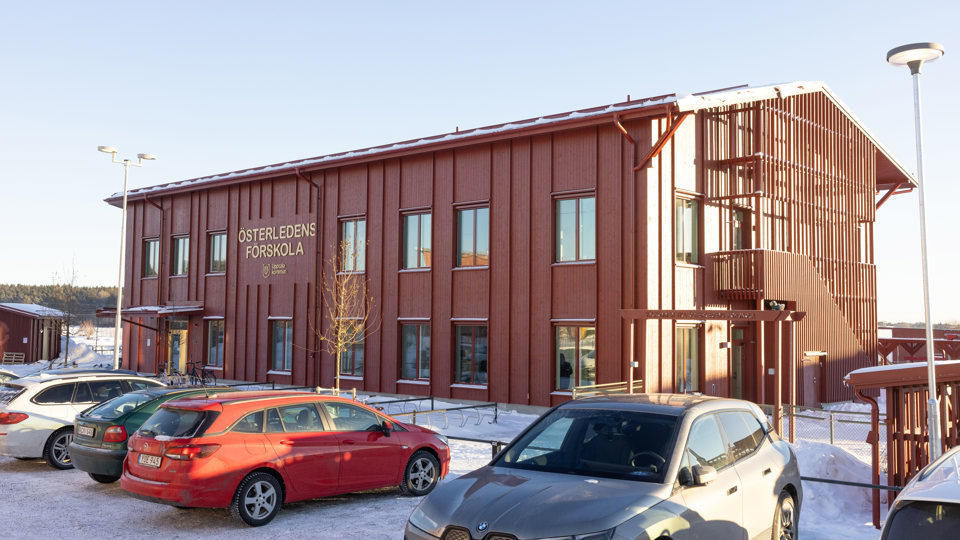Parkering med bilar framför Österledens förskola