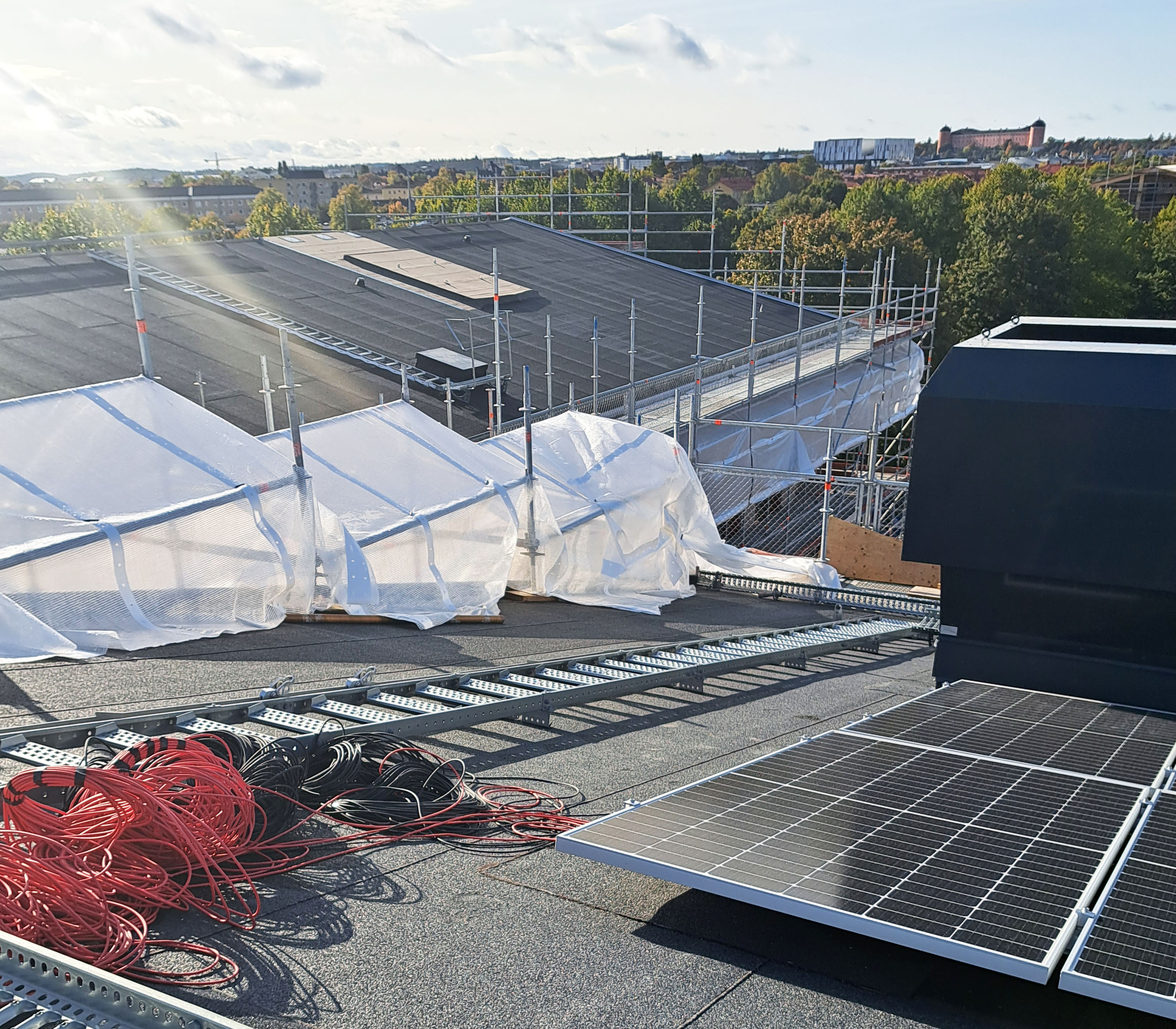 Montering av solcellspaneler på skoltak.