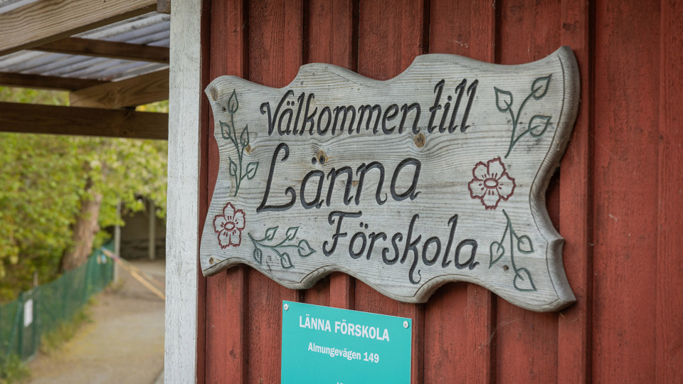 Skylt i trä med ingraverat förskolenamn