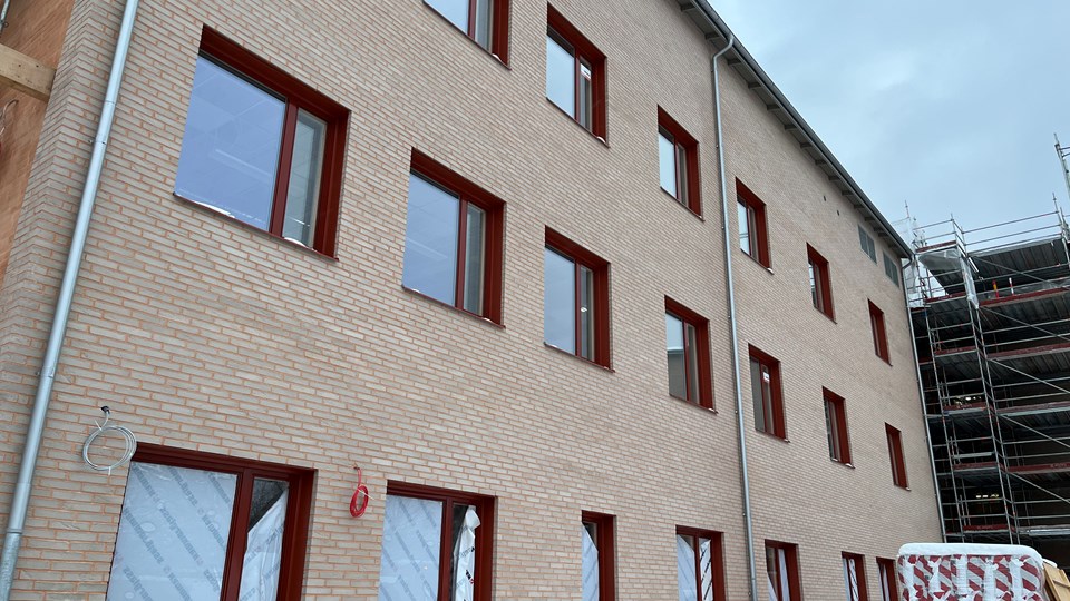 Fasaden på hus 2 på byggplatsen för nya Kvarngärdesskolan