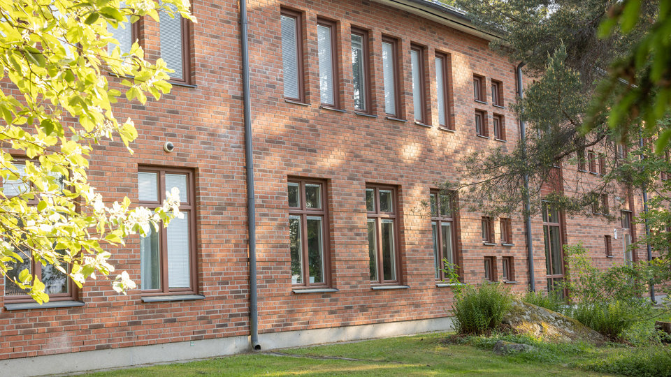 Brun tegelfasad på en skolbyggnad