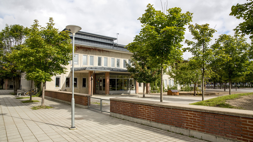 Årstaskolans entré, skolgård och byggnad