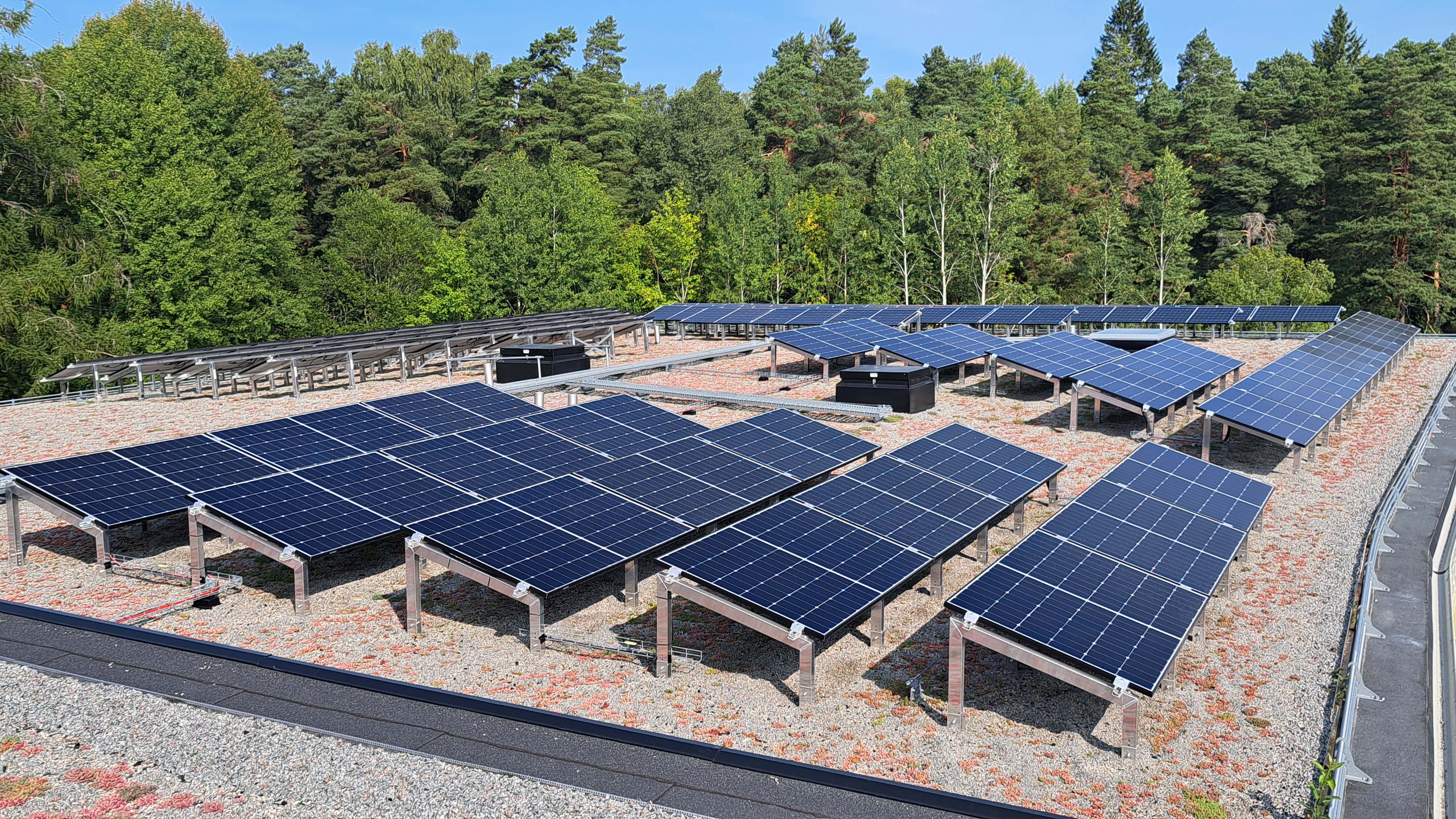 Solceller monterade på sedumtak vid Rosendals skola