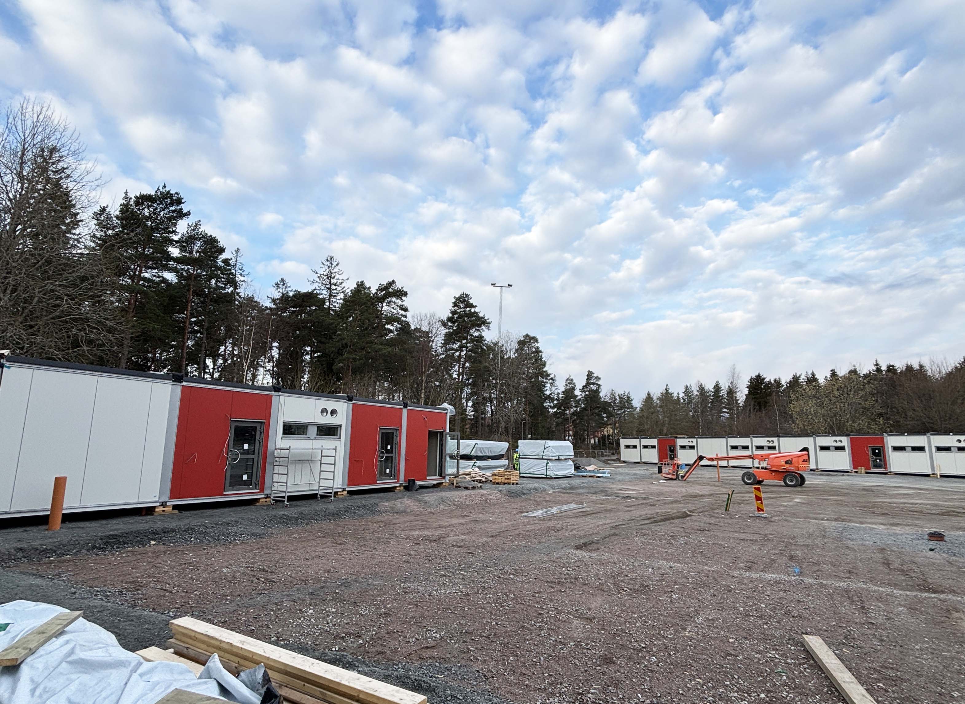 Byggnation av en modulskola på en grusplan.