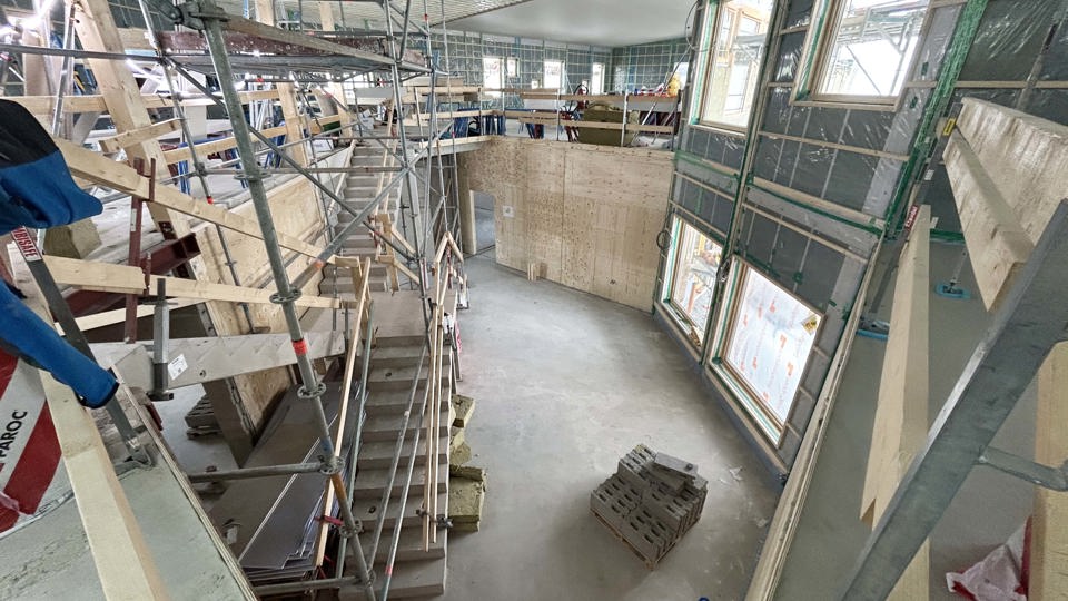 Byggplats med verktyg inuti en blivande förskola.