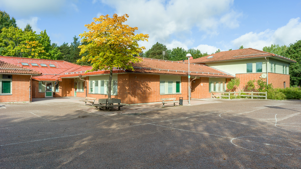 Flogstaskolans skolgård och byggnad