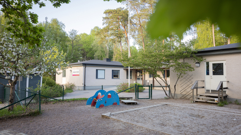 Orrparkens Förskolas skolgård och byggnad