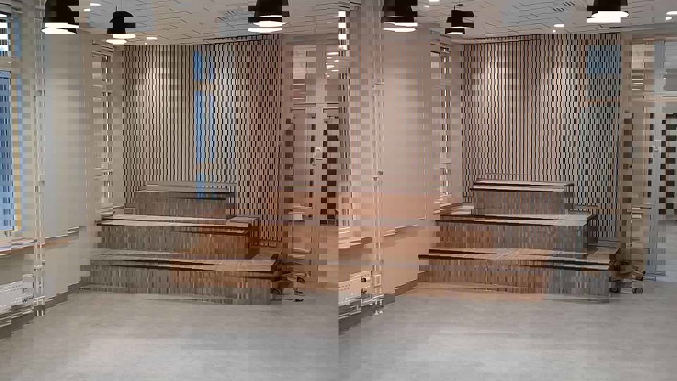 Sittytor framför trävägg i skola