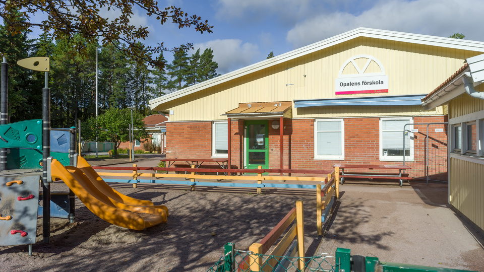 Opalens förskolas skolgård och byggnad