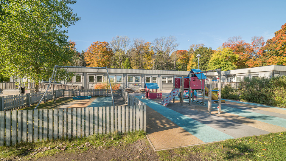 Sten Stures Förskolas skolgård och byggnad