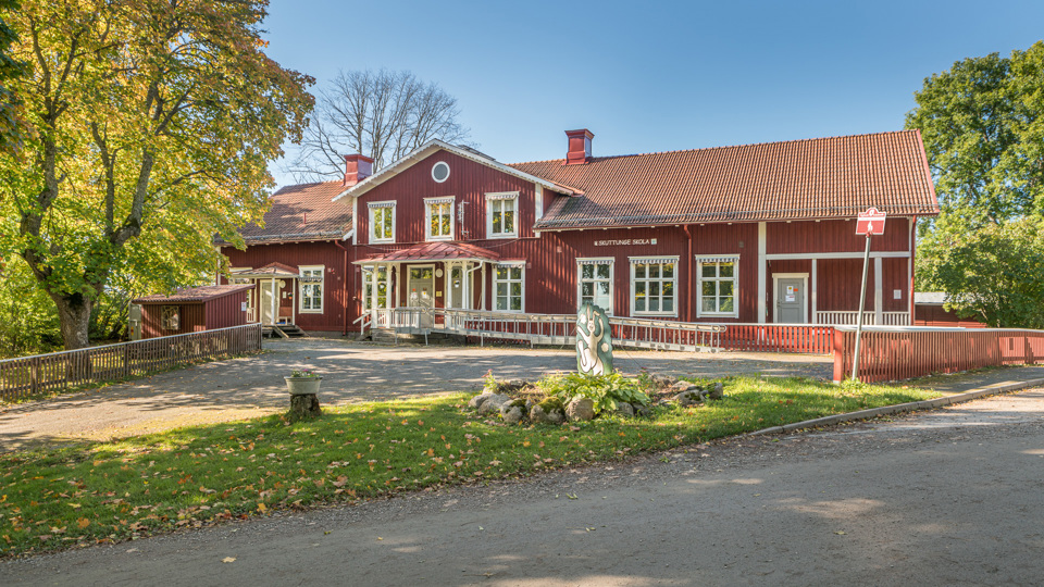 Skuttunge Skola röd byggnad