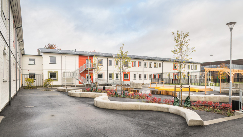 Gottsunda skolans skolgård och modulbyggnad