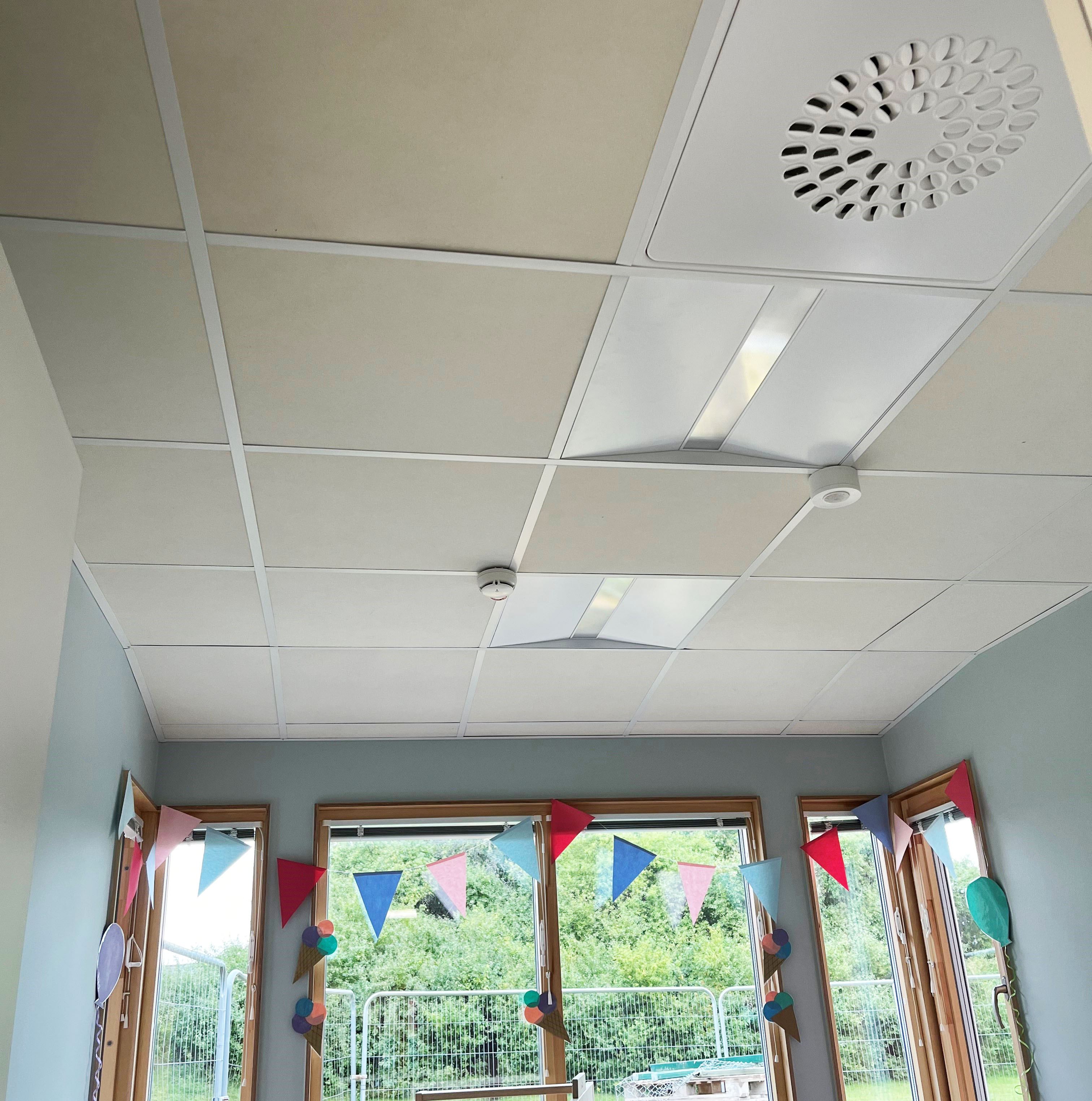 Återbrukade innertaksplattor på en nyrenoverad förskola.