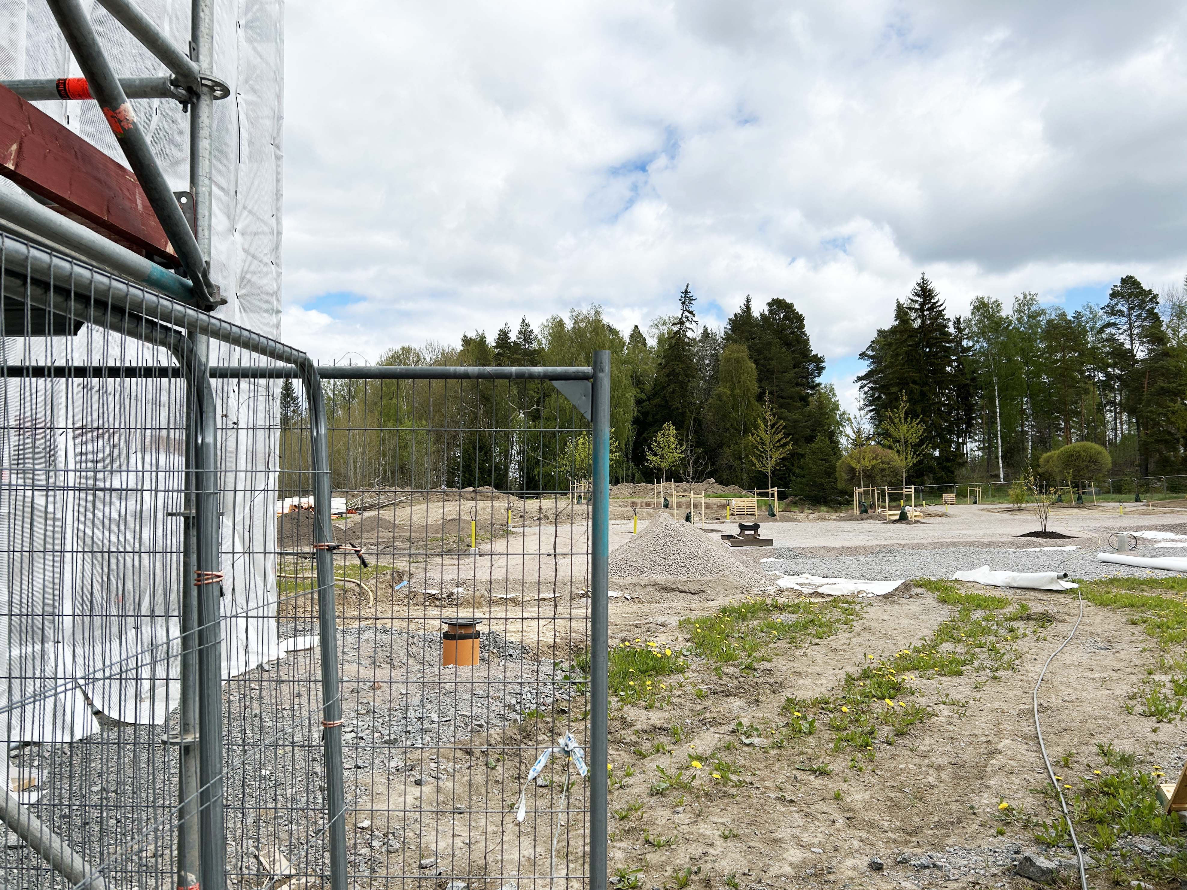 Byggplats där en förskolegård växer fram.